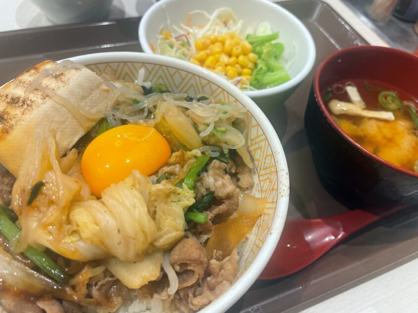 【鹿児島・すき家】すき家の期間限定「月見すきやき牛丼」を実食!玉子を割って完成する秋の一杯